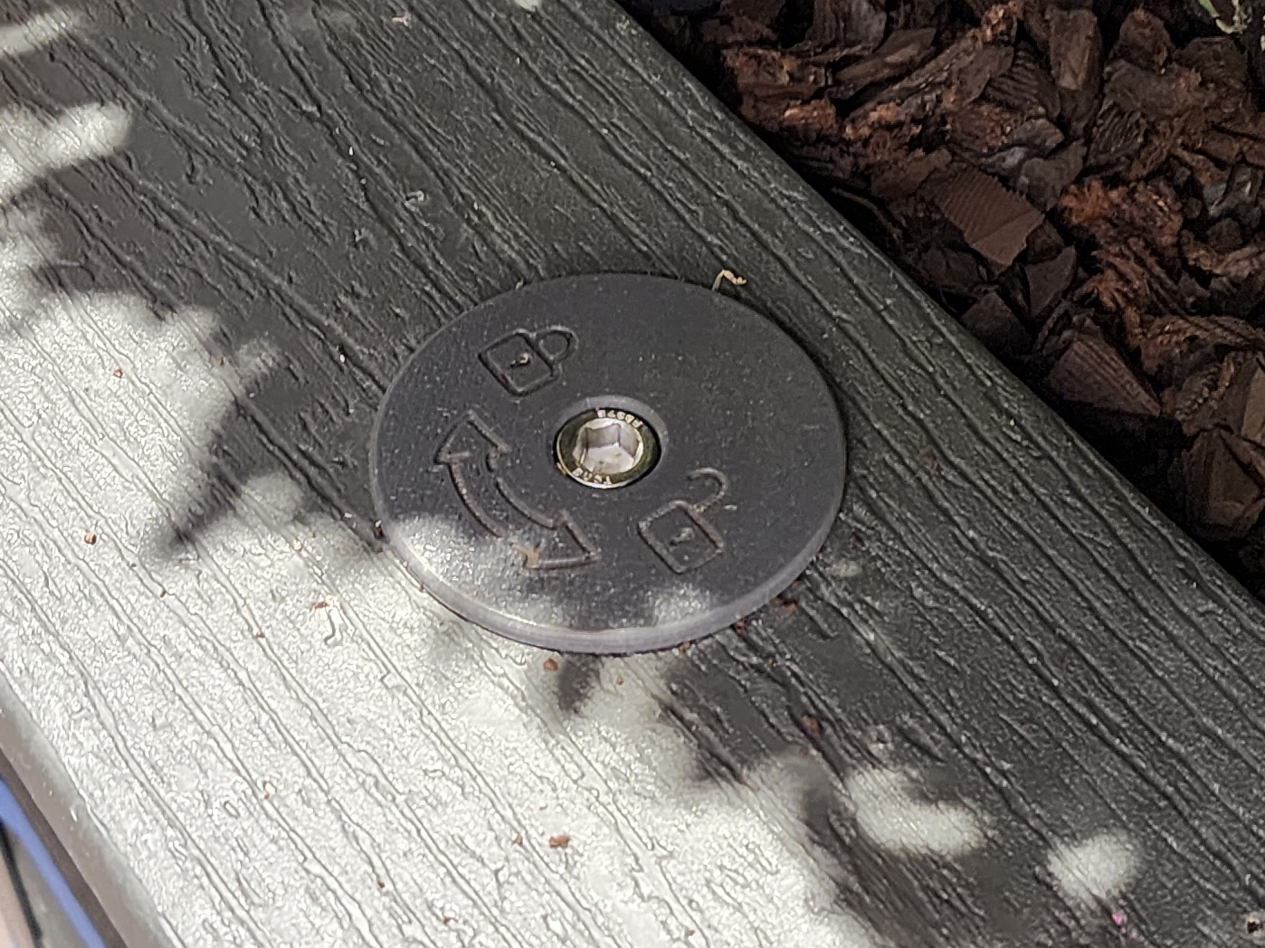 The integrated floor-lock dial — lock and unlock the whole structure from the planter edge